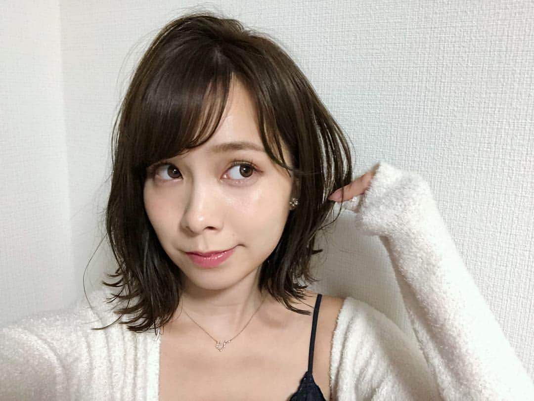 黒澤詩音さんのインスタグラム写真 - (黒澤詩音Instagram)「思い切って。。 * #newhair ✂︎ * いかがでしょう。。？ アンケートにお答え頂いた皆様、ありがとうございました🙇‍♀️ 悩み抜いた末、最後は @katoyukii さんに相談！ * 20センチ近くバッサリ行きました！ 2、3枚目、#nofilter です！ * 繋がりものの収録がある間は大幅なイメチェンは出来ないので、嬉しい、、 もう、横浜の方はみんな#ace 行って欲しい😫笑！ * 短い髪用の宣材撮らねば。 * #イメチェン #バッサリカット #ヘア #ヘアカット #カラー #横浜 #hair #cut #color #selfie #yokohama #hairsalon #アナウンサー」10月15日 14時32分 - shionkurosawa_official