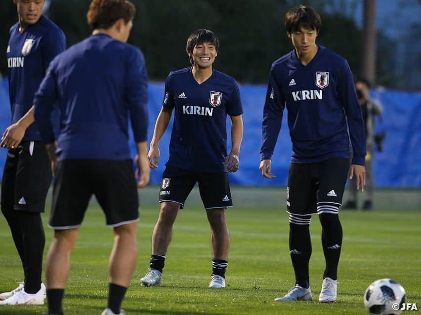 日本サッカー協会さんのインスタグラム写真 - (日本サッカー協会Instagram)「SAMURAI BLUEはパナマ戦勝利の翌日10月13日(土)に新潟から埼玉に移動しました。14日(日)には、さいたま市内で一般非公開のトレーニングを行い、ウルグアイ代表との一戦に向けて戦術確認などを行いました。 ・ トレーニング後、ウルグアイ代表の印象を聞かれた#中島翔哉 選手は、「守備はすごく強いと思うし、速い攻撃。で少ない人数で点を獲れる選手が多い。すごく楽しみな試合」と話しています。 ・ 👉レポートの続きは JFA.jpへ！ ・ キリンチャレンジカップ2018 SAMURAI BLUE🇯🇵vs🇺🇾ウルグアイ 10月16日(火)19:35キックオフ(予定) 埼玉／埼玉スタジアム２００２ テレビ朝日系列で全国生中継！ ・ #jfa #daihyo #SAMURAIBLUE #東口順昭 #権田修一 #シュミットダニエル #長友佑都 #槙野智章 #吉田麻也 #佐々木翔 #酒井宏樹 #室屋成 #三浦弦太 #冨安健洋 #青山敏弘 #原口元気 #柴崎岳 #遠藤航 #伊東純也 #中島翔哉 #南野拓実 #三竿健斗 #堂安律 #川又堅碁 #大迫勇也 #北川航也」10月15日 14時40分 - japanfootballassociation