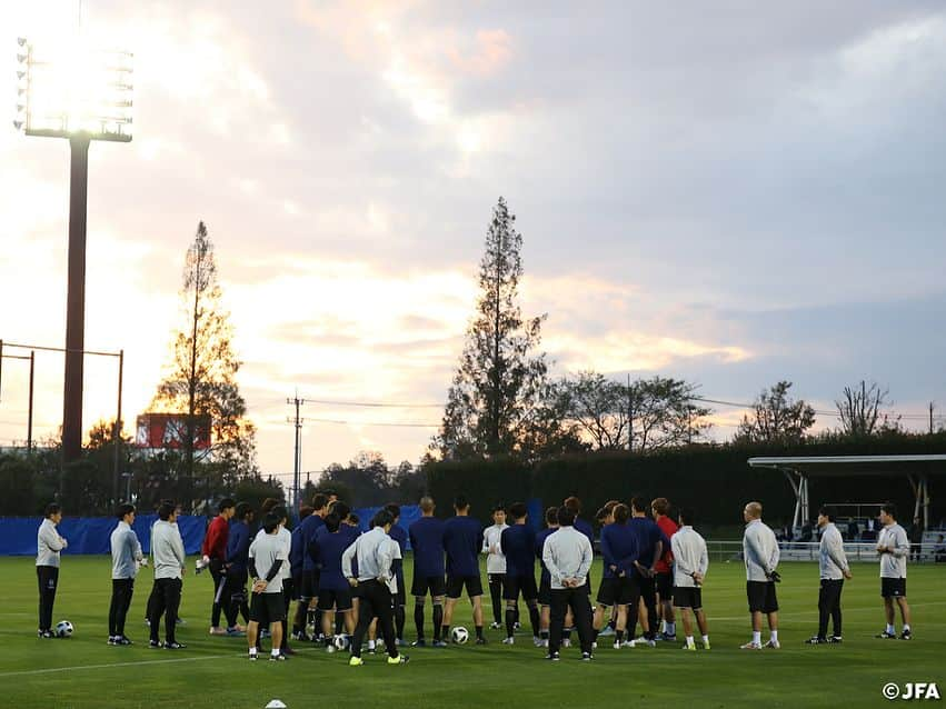 日本サッカー協会さんのインスタグラム写真 - (日本サッカー協会Instagram)「SAMURAI BLUEはパナマ戦勝利の翌日10月13日(土)に新潟から埼玉に移動しました。14日(日)には、さいたま市内で一般非公開のトレーニングを行い、ウルグアイ代表との一戦に向けて戦術確認などを行いました。 ・ トレーニング後、ウルグアイ代表の印象を聞かれた#中島翔哉 選手は、「守備はすごく強いと思うし、速い攻撃。で少ない人数で点を獲れる選手が多い。すごく楽しみな試合」と話しています。 ・ 👉レポートの続きは JFA.jpへ！ ・ キリンチャレンジカップ2018 SAMURAI BLUE🇯🇵vs🇺🇾ウルグアイ 10月16日(火)19:35キックオフ(予定) 埼玉／埼玉スタジアム２００２ テレビ朝日系列で全国生中継！ ・ #jfa #daihyo #SAMURAIBLUE #東口順昭 #権田修一 #シュミットダニエル #長友佑都 #槙野智章 #吉田麻也 #佐々木翔 #酒井宏樹 #室屋成 #三浦弦太 #冨安健洋 #青山敏弘 #原口元気 #柴崎岳 #遠藤航 #伊東純也 #中島翔哉 #南野拓実 #三竿健斗 #堂安律 #川又堅碁 #大迫勇也 #北川航也」10月15日 14時40分 - japanfootballassociation