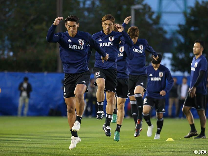 日本サッカー協会さんのインスタグラム写真 - (日本サッカー協会Instagram)「SAMURAI BLUEはパナマ戦勝利の翌日10月13日(土)に新潟から埼玉に移動しました。14日(日)には、さいたま市内で一般非公開のトレーニングを行い、ウルグアイ代表との一戦に向けて戦術確認などを行いました。 ・ トレーニング後、ウルグアイ代表の印象を聞かれた#中島翔哉 選手は、「守備はすごく強いと思うし、速い攻撃。で少ない人数で点を獲れる選手が多い。すごく楽しみな試合」と話しています。 ・ 👉レポートの続きは JFA.jpへ！ ・ キリンチャレンジカップ2018 SAMURAI BLUE🇯🇵vs🇺🇾ウルグアイ 10月16日(火)19:35キックオフ(予定) 埼玉／埼玉スタジアム２００２ テレビ朝日系列で全国生中継！ ・ #jfa #daihyo #SAMURAIBLUE #東口順昭 #権田修一 #シュミットダニエル #長友佑都 #槙野智章 #吉田麻也 #佐々木翔 #酒井宏樹 #室屋成 #三浦弦太 #冨安健洋 #青山敏弘 #原口元気 #柴崎岳 #遠藤航 #伊東純也 #中島翔哉 #南野拓実 #三竿健斗 #堂安律 #川又堅碁 #大迫勇也 #北川航也」10月15日 14時40分 - japanfootballassociation