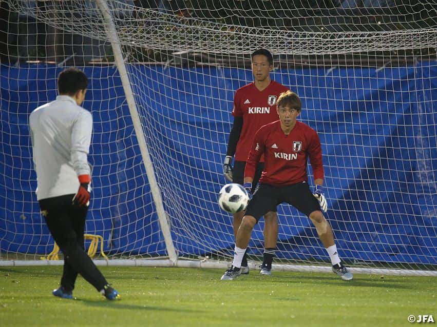 日本サッカー協会さんのインスタグラム写真 - (日本サッカー協会Instagram)「SAMURAI BLUEはパナマ戦勝利の翌日10月13日(土)に新潟から埼玉に移動しました。14日(日)には、さいたま市内で一般非公開のトレーニングを行い、ウルグアイ代表との一戦に向けて戦術確認などを行いました。 ・ トレーニング後、ウルグアイ代表の印象を聞かれた#中島翔哉 選手は、「守備はすごく強いと思うし、速い攻撃。で少ない人数で点を獲れる選手が多い。すごく楽しみな試合」と話しています。 ・ 👉レポートの続きは JFA.jpへ！ ・ キリンチャレンジカップ2018 SAMURAI BLUE🇯🇵vs🇺🇾ウルグアイ 10月16日(火)19:35キックオフ(予定) 埼玉／埼玉スタジアム２００２ テレビ朝日系列で全国生中継！ ・ #jfa #daihyo #SAMURAIBLUE #東口順昭 #権田修一 #シュミットダニエル #長友佑都 #槙野智章 #吉田麻也 #佐々木翔 #酒井宏樹 #室屋成 #三浦弦太 #冨安健洋 #青山敏弘 #原口元気 #柴崎岳 #遠藤航 #伊東純也 #中島翔哉 #南野拓実 #三竿健斗 #堂安律 #川又堅碁 #大迫勇也 #北川航也」10月15日 14時40分 - japanfootballassociation