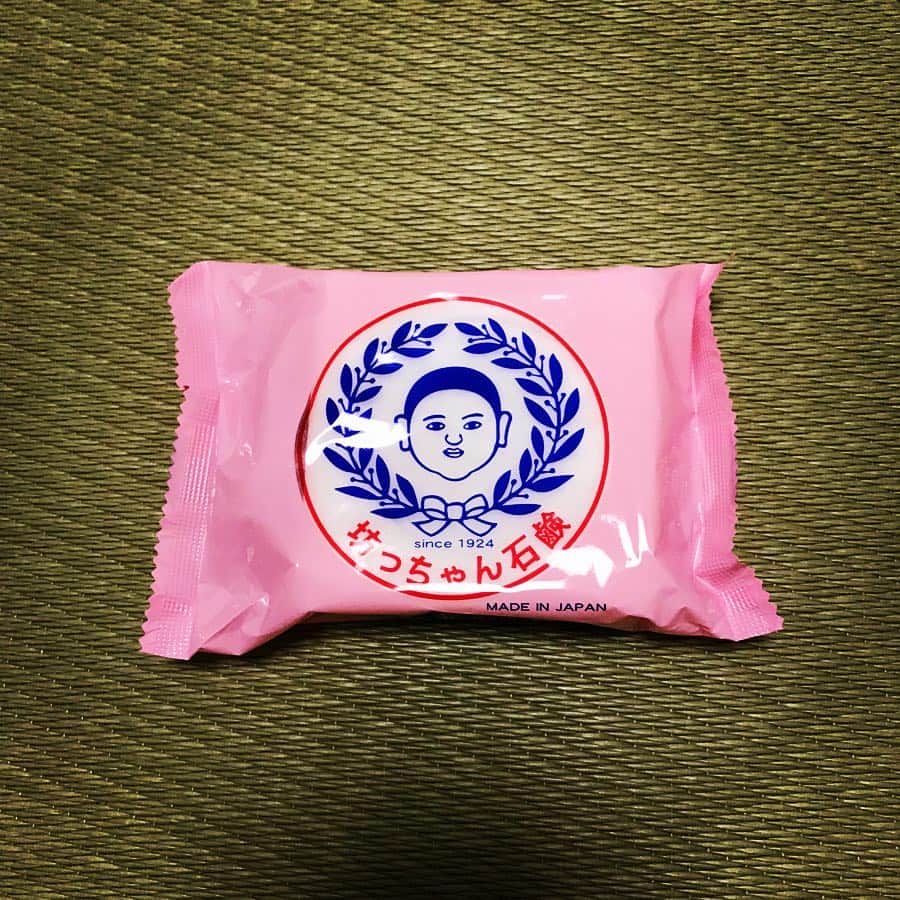 のインスタグラム：「- Highly Recomended - なんとも粋なぁ〜大正時代からの素敵なソープ “坊ちゃん石鹸” http://www.botchan-sekken.jp/ #坊ちゃん石鹸 #石鹸 #せっけん #soap #釜出し #枠練り法 #無添加 #畑惣商店 #大正 #大正時代 #名取市 #nostalgic #nostalgia #goodolddays #wonderful」