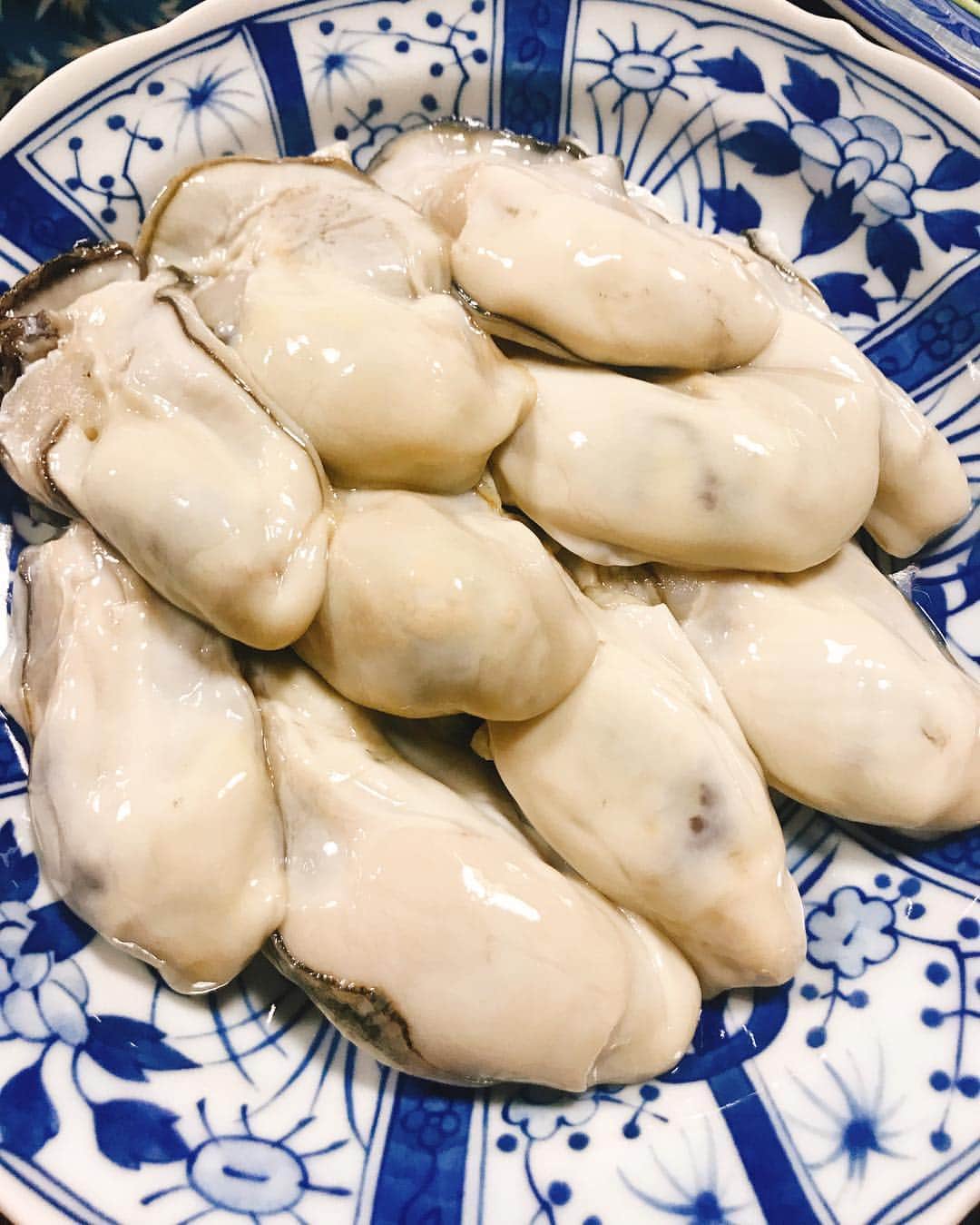 峯岸みなみさんのインスタグラム写真 - (峯岸みなみInstagram)「今とっても牡蠣が食べたい気分だな〜〜 これだけあると動物の赤ちゃんみたい👶ぷぷ  去年食べて衝撃的に美味しかった牡蠣鍋と、季節を感じるtiktokを見てください。  #デビルダンス #trickortiktok #tiktok @tiktok_japan」10月15日 16時14分 - minegishi_31chan