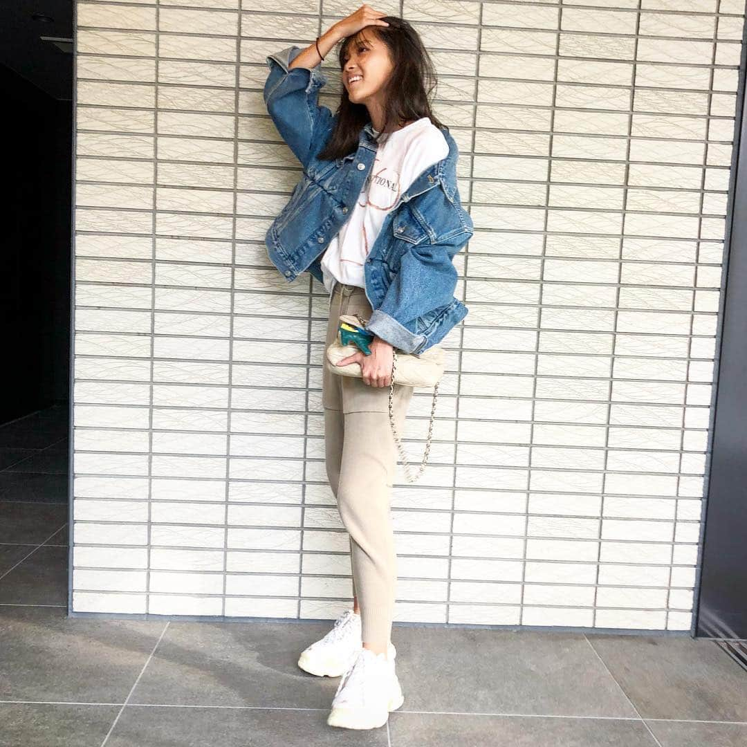 田中彩子さんのインスタグラム写真 - (田中彩子Instagram)「. 今日は芋掘り遠足でした🍠 去年はイノシシさんにお芋食べられて中止になった為、初めての芋掘り! そんなに疲れへんやろーって思ってたけど、結構疲れた😂 息子は虫ばっかり集めて芋の事無視やし。(笑ってね) 最後、放心状態になってた。笑 . jk...#balenciaga  Tee...#gypsohila pants...#blamink . オーバーサイズが気分😘」10月15日 17時00分 - ayako_tanaka_