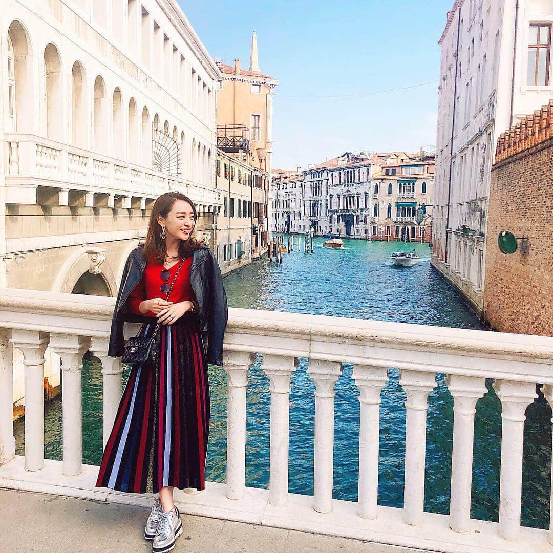 磯部奈央さんのインスタグラム写真 - (磯部奈央Instagram)「ヴェネチア☺︎❤︎ . 今回の旅で最初に訪れたところ💕 まずは、３年ぶりに訪れたヴェネチアでゆっくり過ごしました☺️ . この街並みは、何度来ても癒されます❤︎ . . 今は、ヴェネチアからヴェローナに向かって移動中🛤 タイムラグはありますが、たくさんインスタ投稿していきます❤︎ . ヴェローナは、初めて訪れるところ❣️楽しみです❤︎ . . #italy #🇮🇹 #イタリア #ヨーロッパ #ヨーロッパ旅行 #旅行 #venice #ヴェネチア #ベネチア」10月15日 17時16分 - nao_isobe729