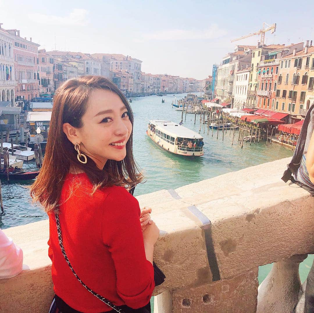 磯部奈央さんのインスタグラム写真 - (磯部奈央Instagram)「ヴェネチア☺︎❤︎ . 今回の旅で最初に訪れたところ💕 まずは、３年ぶりに訪れたヴェネチアでゆっくり過ごしました☺️ . この街並みは、何度来ても癒されます❤︎ . . 今は、ヴェネチアからヴェローナに向かって移動中🛤 タイムラグはありますが、たくさんインスタ投稿していきます❤︎ . ヴェローナは、初めて訪れるところ❣️楽しみです❤︎ . . #italy #🇮🇹 #イタリア #ヨーロッパ #ヨーロッパ旅行 #旅行 #venice #ヴェネチア #ベネチア」10月15日 17時16分 - nao_isobe729