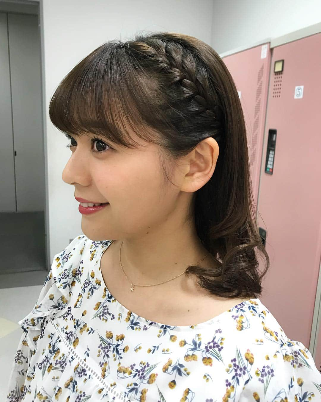 谷元星奈さんのインスタグラム写真 - (谷元星奈Instagram)「* きょうのヘアスタイルです💆🏻‍♀️ 両サイドに #編み込み が✨ 3枚目の写真、ハチエモンが顔にくっついてます😊 * #カンテレ  #アナウンサー #ヘアスタイル #ヘアアレンジ #編み込み #ハチエモン #見えますか ？」10月15日 17時25分 - tanimoto_seina