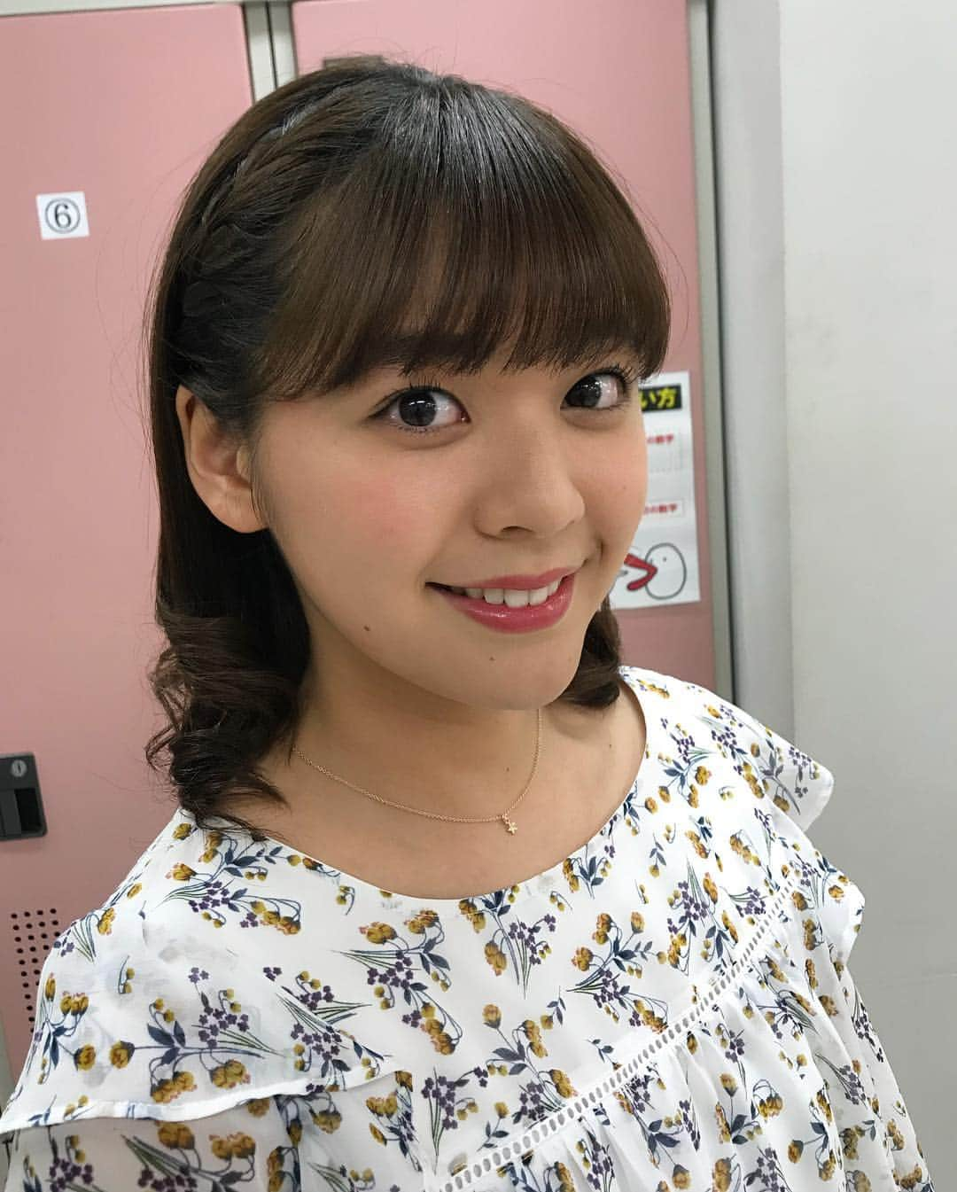 谷元星奈さんのインスタグラム写真 - (谷元星奈Instagram)「* きょうのヘアスタイルです💆🏻‍♀️ 両サイドに #編み込み が✨ 3枚目の写真、ハチエモンが顔にくっついてます😊 * #カンテレ  #アナウンサー #ヘアスタイル #ヘアアレンジ #編み込み #ハチエモン #見えますか ？」10月15日 17時25分 - tanimoto_seina