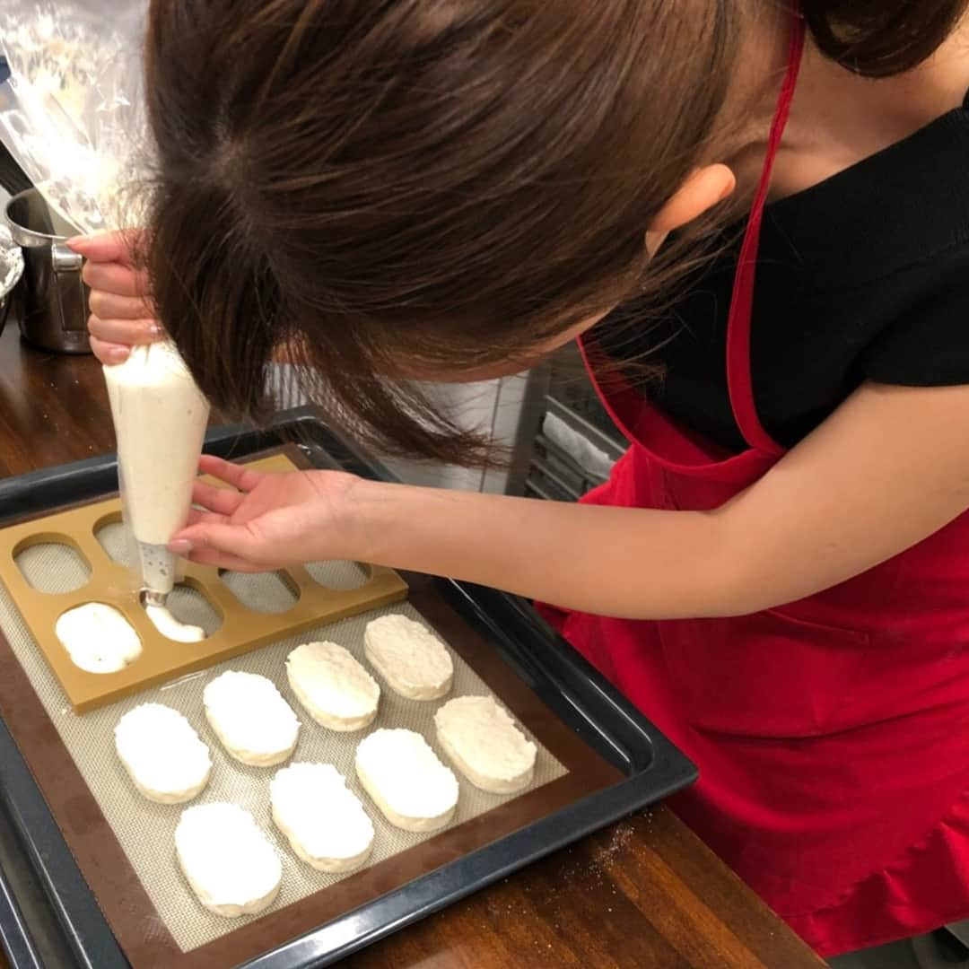 内田嶺衣奈さんのインスタグラム写真 - (内田嶺衣奈Instagram)「つばきさんと通っているお菓子教室🍭 先日はダックワーズというメレンゲを使った焼き菓子をつくりました☺︎ フランスのお菓子が元になっているのですが、小判型のものは日本生まれなんだとか👀🇫🇷🇯🇵 会社でつばきさんの同期、榎並さんに食べてもらうと、、、とてもいいリアクションをしてくれました☺️💓 #つばきさんとの合作 #ダックワーズ #椿原アナ #榎並アナ #お茶目で大好きな先輩たち♡」10月15日 17時39分 - reina.uchida