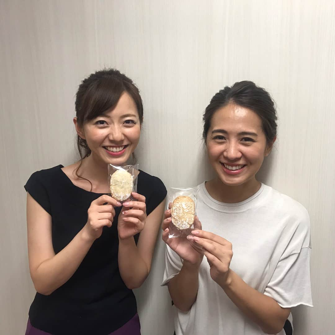 内田嶺衣奈さんのインスタグラム写真 - (内田嶺衣奈Instagram)「つばきさんと通っているお菓子教室🍭 先日はダックワーズというメレンゲを使った焼き菓子をつくりました☺︎ フランスのお菓子が元になっているのですが、小判型のものは日本生まれなんだとか👀🇫🇷🇯🇵 会社でつばきさんの同期、榎並さんに食べてもらうと、、、とてもいいリアクションをしてくれました☺️💓 #つばきさんとの合作 #ダックワーズ #椿原アナ #榎並アナ #お茶目で大好きな先輩たち♡」10月15日 17時39分 - reina.uchida