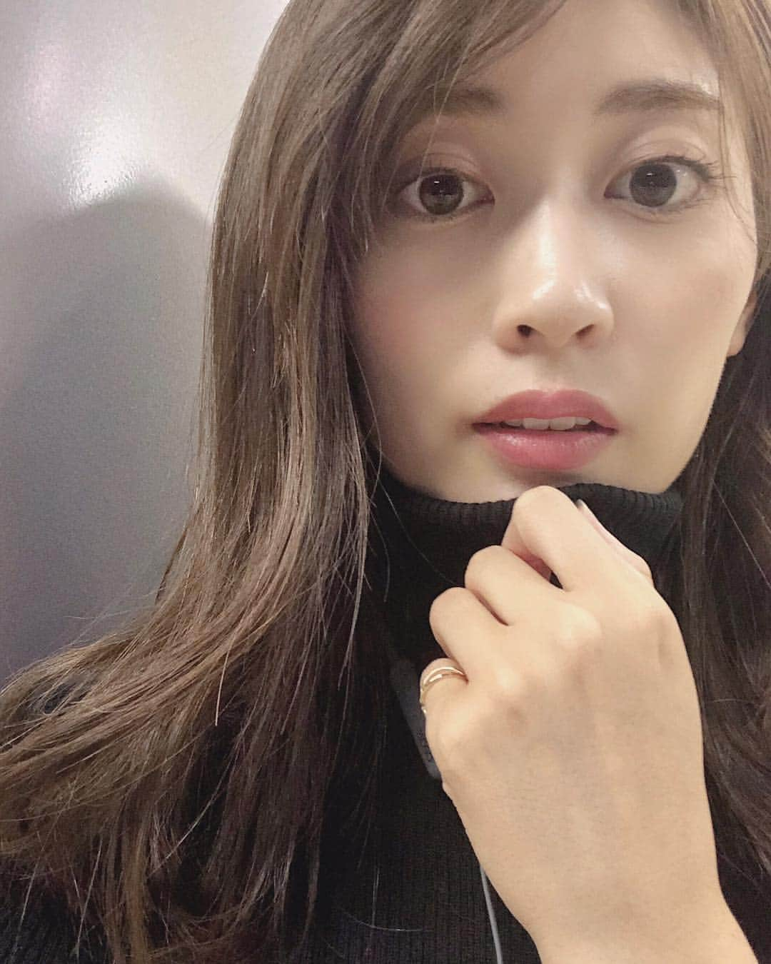 榊原美紅さんのインスタグラム写真 - (榊原美紅Instagram)「収録でした☺︎ 10本撮り🔥 朝髪巻いてたのに帰りには取れてたよ #一夜づけ #タートルネックの季節だね」10月15日 18時10分 - miku_sakakibara