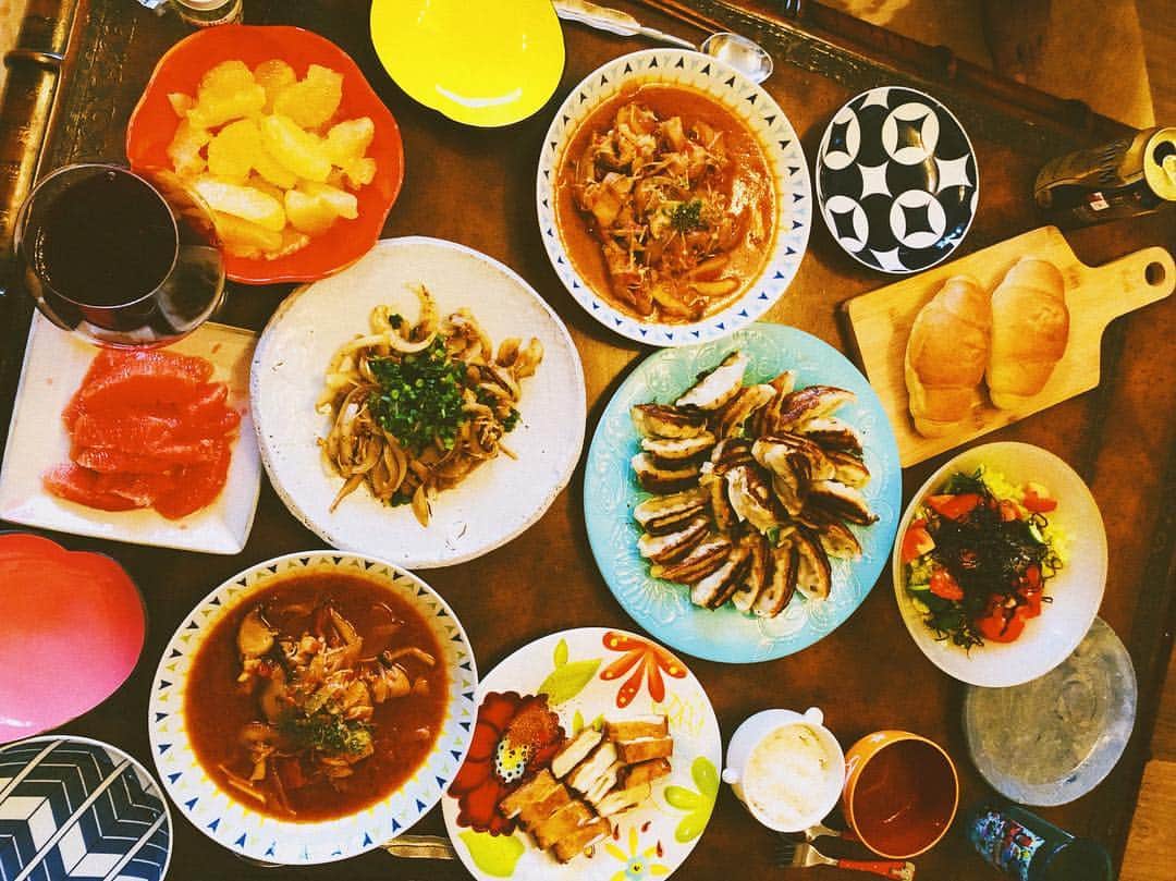 スザンヌさんのインスタグラム写真 - (スザンヌInstagram)「今日は味噌汁鍋で チキンときのこのトマト煮🍄  お鍋で作るとお肉とろとろなるのも早くて余熱で2日目の味に🤤❤️ #チキンときのこのトマト煮 #野菜たっぷり餃子 ←焦げたけどw #玉ねぎきのこのバター醤油 #白菜きゅうりトマトサラダ #チーズさつま揚げ #ばあちゃん家のグレープフルーツ で#スザ飯 ←久しぶり😂 でした♡  5時ごはん🍚な夜🌝」10月15日 18時42分 - suzanneeee1028