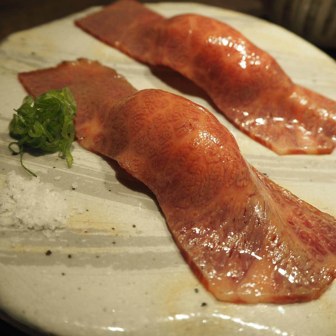 石井里奈さんのインスタグラム写真 - (石井里奈Instagram)「こんばんは😌❤️ . 今夜は里奈ログ😋😋 なっちゃんと神戸びいどろ大井町店に肉鍋を食べにいってきたよ🙆‍♀️💕 . すっかり秋模様で鍋が美味しい季節🍁🥘 大好きな美味しいお肉がふんだんに😍😍 幸せか〜っ🤣🤣💕 . お鍋でこんな美味しいお肉をいただくの贅沢すぎる🤤🍖 . 神戸牛の大トロ寿司も口の中でとろける美味しさでした🤤🤤🍖🍣 さてさて運動です🏋️‍♂️笑 . 今日も一日お疲れ様でした💕 . #神戸びいどろ #肉鍋 #神戸牛 #大井町＃pr #food #instafood #グルメ #グルメ女子 #鍋 #鍋パ #肉 #肉好き #dinner #friends #女子会 #happy #smile #japanesefood #sushi #肉寿司 #寿司 #beef #meat #肉食女子 #お肉 #しゃぶしゃぶ #shabushabu #りなまるグルメ」10月15日 19時01分 - ri7tin1025