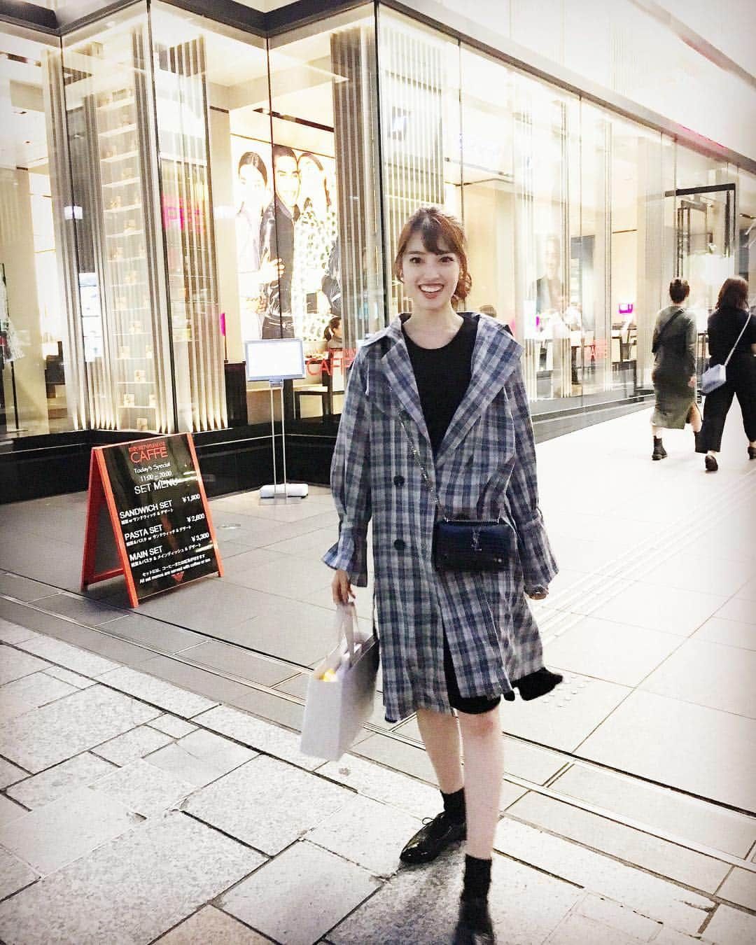 中山絵梨奈のインスタグラム：「😊🍁 @u_dresser  #check #coat #fashion #ootd #code #秋コーデ」