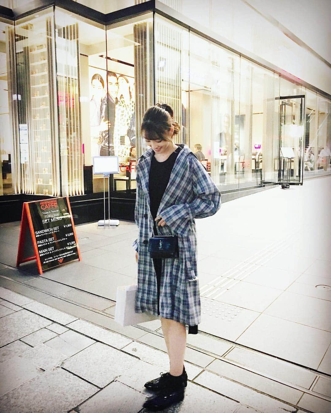 中山絵梨奈のインスタグラム：「🐶🐶🍁 薄手のコートの季節🐾 @u_dresser  #check #coat #fashion #ootd #code #秋コーデ」