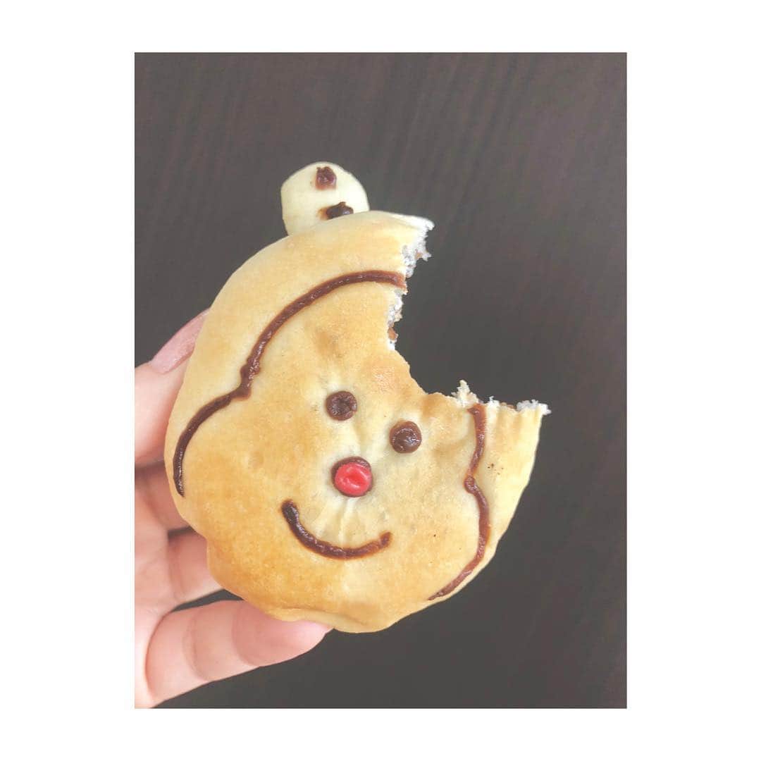 清水麻璃亜のインスタグラム：「* 食べかけエイトくんパン。 これはチョコ味🍫 みんなは何味だった〜？？ #今日の美味しみず #全然今日じゃない」