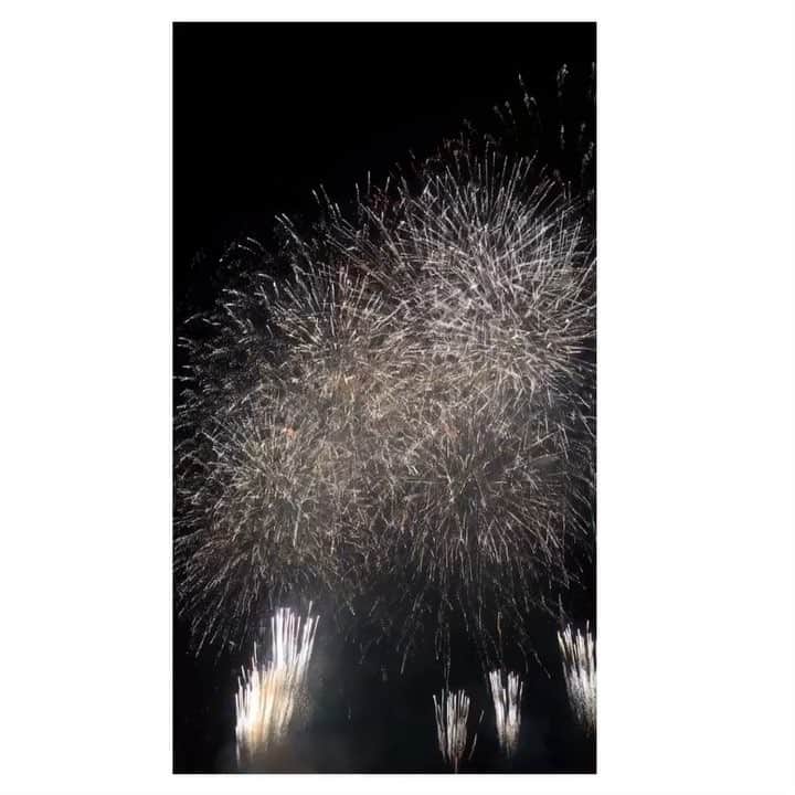 斎藤めぐみのインスタグラム：「先週末の#たまがわ花火大会 🎇  これでもかという程のフィナーレ。 本当に綺麗で感動✨🤗 . #秋の花火#花火大会#二子玉川#多摩川花火大会#感動のフィナーレ#fireworks#beautiful#nofilter」