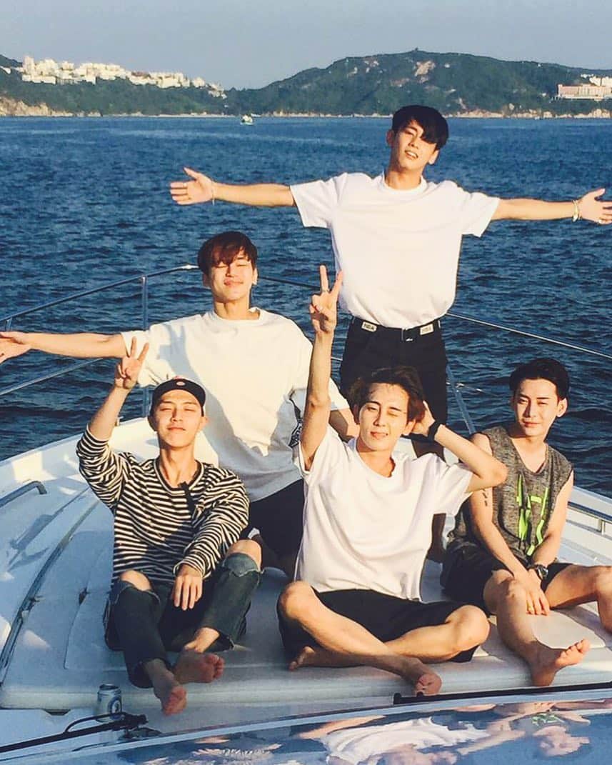 インス のインスタグラム：「언제나 함께한다는 생각으로 응원하고 사랑한다 . 17 日から concert tour よろしく！！마넴쫘식들!おれのタオルをもっていておうえんしてね！」