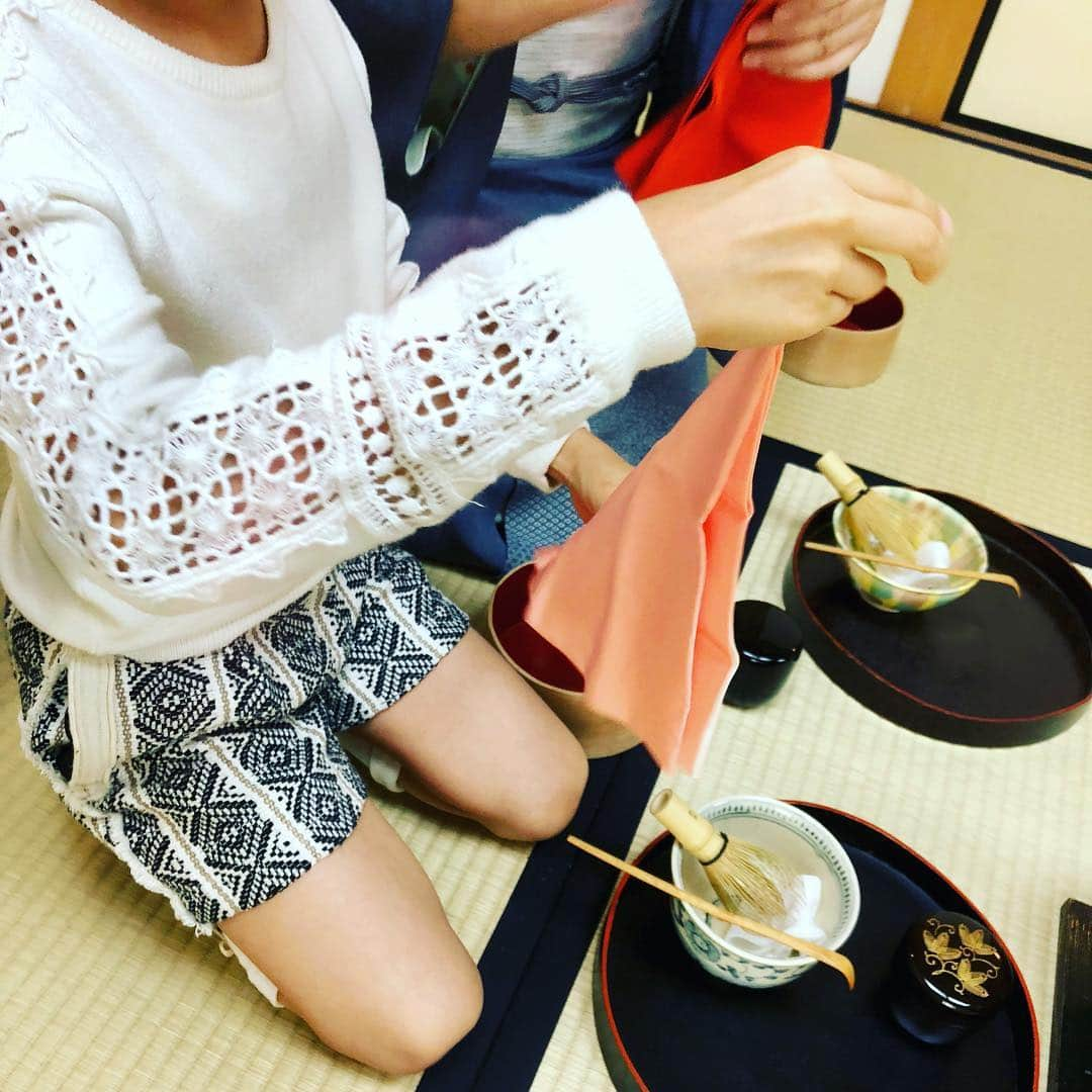 神田うのさんのインスタグラム写真 - (神田うのInstagram)「今朝パパが娘を学校へ送って行き自分の身支度をしていたら「ビックリニュースーー❗️」と電話がかかってきて なんと❗️学校がお休みでした😓 お休みなのに学校へ行かせてしまったおっちょこちょいな母親です😰 気を取り直しずっと連れて行きたかったお茶のお稽古に同行させる事に。 昔からお稽古事は6歳の6月6日と言われていますから6月くらいにと思っていたのですが気付けばもう10月。 そして1週間後に7歳になる娘。 何はともあれ今日から始められて良かったです💕  #お茶のお稽古 #親子でお稽古 #娘 #初めての #お点前 #teapractice #teaselemony #母娘 #daughter #daughterandmommy #mother #motheranddaughter #習い事 #習い事 #神田うの #unokanda」10月15日 22時35分 - unokandaofficial