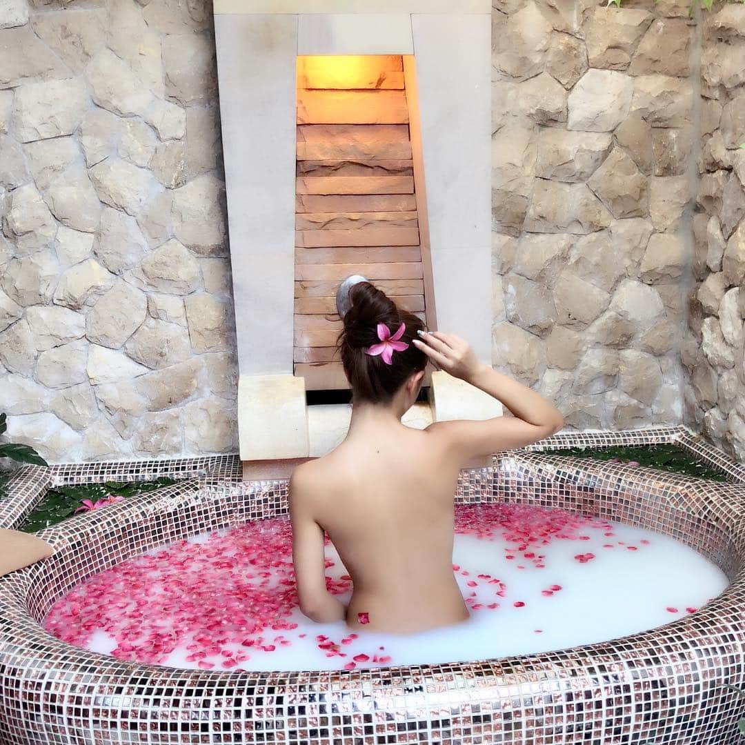 のインスタグラム：「. . さっきストーリーに載せたやつは bandara spaだよん🌸🌸 . koh samuiで受けた贅沢スパ💕 ミルクバスが気持ちよかった〜🙊 . . #kohsamui #samui #thailand #thaitrip #me  #bikinigirls #swimwear #fashion #fashionblogger #kohsamuitrip #kosamuiisland #fun #love #sexyfashion #サムイ島 #タイ #タイ旅行 #サムイ #ビキニ #水着 #ビジョビ」