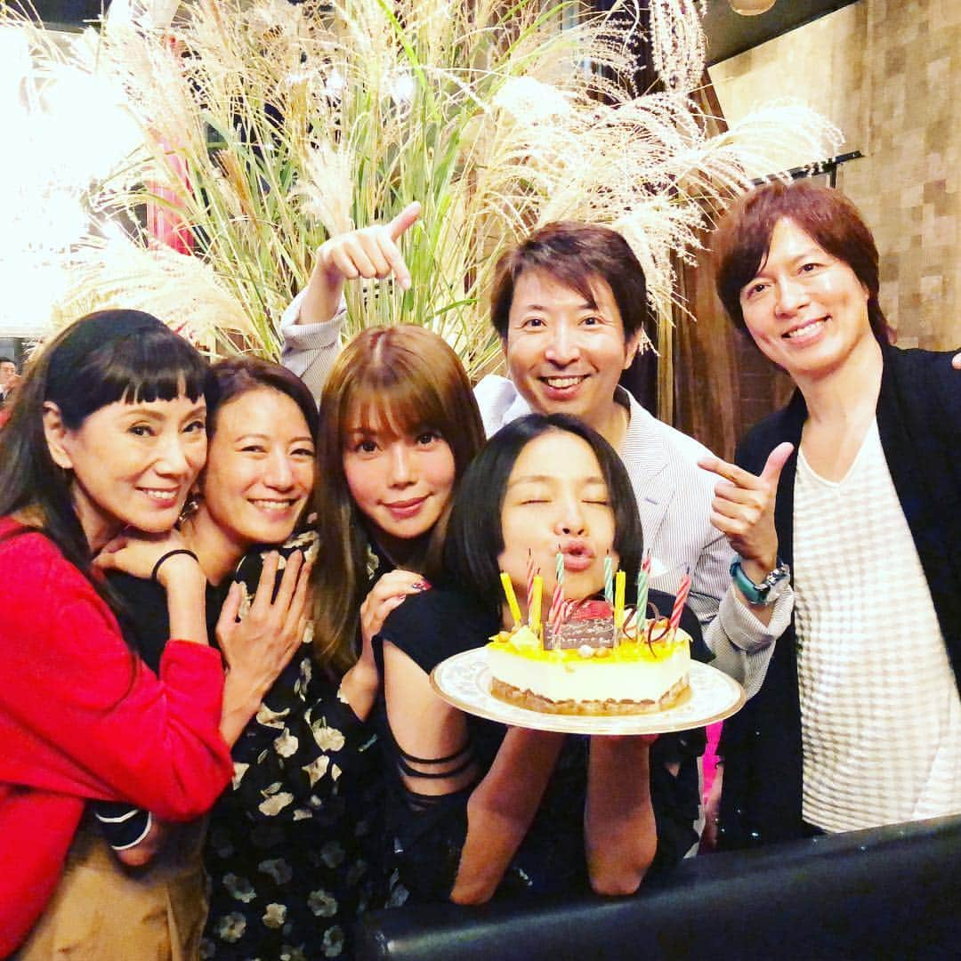 有村昆さんのインスタグラム写真 - (有村昆Instagram)「#misono ちゃんのお誕生日をみんなでお祝い🎂🥂 #秋野暢子 さん #馬場典子 アナ #住谷杏奈 ちゃん #ryuji さんのお馴染みのメンバー😊😊😊 いつもは #vr人狼渋谷 にて、 #人狼ゲーム をやる仲間でもありまして、仲間に #ワンピース 同様、感謝です。  #misonoちゃんおめでとう㊗️」10月15日 23時39分 - kon_arimura