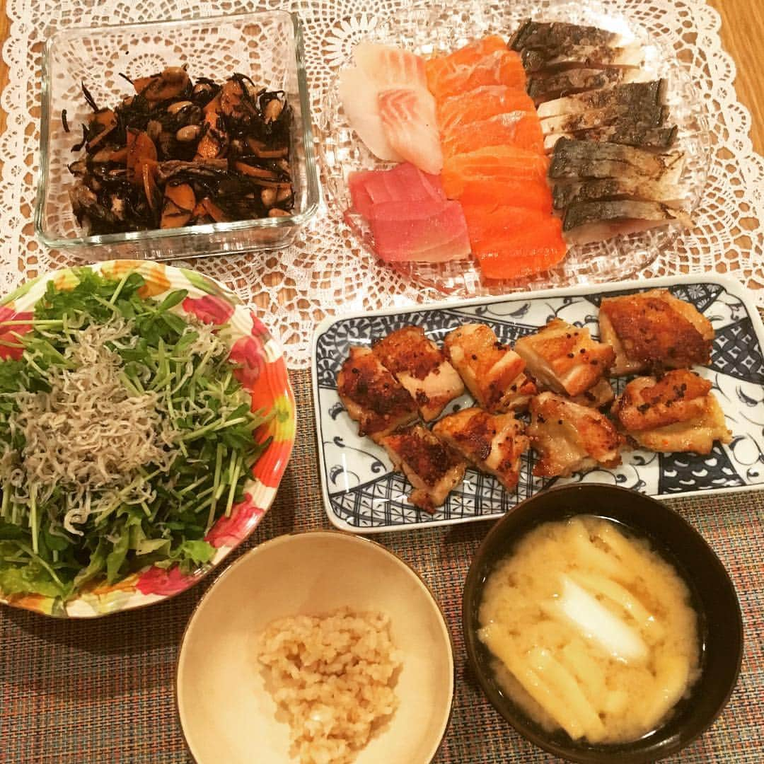 浜口順子さんのインスタグラム写真 - (浜口順子Instagram)「今夜の #パニックキッチン です🤗 とにかくお刺身が食べたくて。 半額なっててラッキー🤤 あとはチキンのスパイス焼き、 ひじきの炊いたん （飽きてきたw） あとはいつもの三点セット サラダ 玄米 お味噌です❤️」10月15日 23時59分 - hamaguchijunko