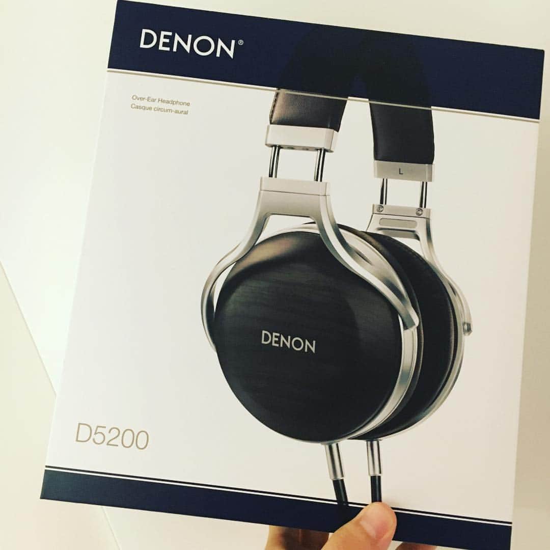 藤原聡のインスタグラム：「DENONのヘッドフォンを購入！音最高！今エージング(音慣らし)をしてます。」