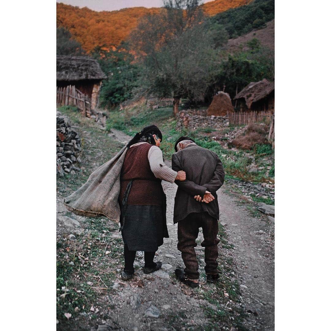 スティーブ・マカリーさんのインスタグラム写真 - (スティーブ・マカリーInstagram)「Elderly couple heading home after working in their corn fields. #Gostivar, #Macedonia, Former #Yugoslavia, 1989.」10月16日 0時13分 - stevemccurryofficial