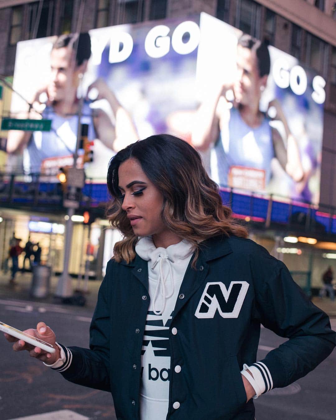 シドニー・マクローリンのインスタグラム：「Peep the billboard tho 👀🤭 #teamnb」