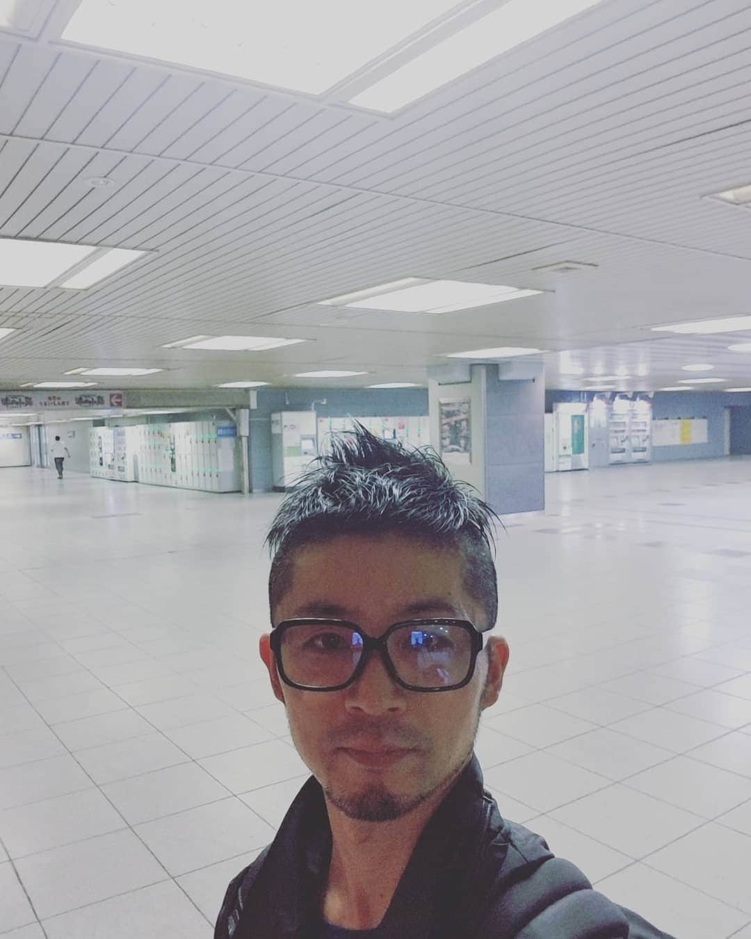 山本崇史のインスタグラム：「PaniCrew大阪時代。新大阪駅でよく練習した場所。20年経っても相変わらずキレイな床だこと😃👋 #PaniCrew #新大阪駅」