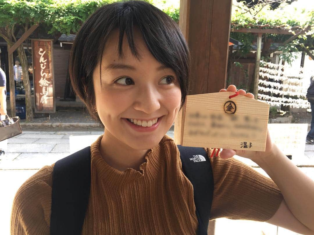 藤林温子さんのインスタグラム写真 - (藤林温子Instagram)「. パワースポット . 京都小旅行では 彩子とパワースポットにも行きました 安井金毘羅宮 縁切りと縁結びの碑 絵馬も2人で真剣に書きました 何て書いたかは秘密です でもなぁ 一番のパワースポットは さえちゃんの隣だったなぁって 旅が終わり実感しています ありがとう さえちゃん 久しぶりにアイコンも変えました さえちゃんが撮ってくれた写真♡ #京都旅行 #上村彩子 アナ #TBS#MBS #一番のパワースポットは #さえちゃんだったよ #ありがとう」9月22日 5時18分 - atsuko_fujibayashi