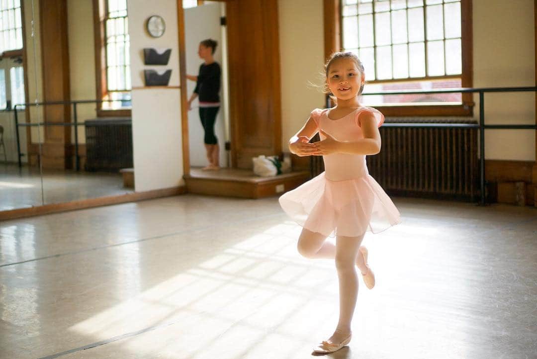 バイリンガル3兄妹のインスタグラム：「My little ballerina is back!! ・ やっとエマバレリーナが帰ってきたぞ😭💕 ・ 今日初日だったけど 早速いつも学校で遊んでるお友達が同じ教室にいて緊張もほぐれたみたい♡ ・ 今まで日本語で「5番」とか「1番」とかポーズの名前覚えてたから ・ 最初はちょっと困惑するかもだけど ・ まぁすぐ慣れるでしょう！ ・ 楽しんでくれるといいな♡ ・ ・ #ママカメラ #ミラーレス一眼  #sony #nex5t #35mm #f1_8  #ballet #ballerina  #バレエ #バレリーナ #えまち #7歳 #バイリンガル3兄妹」