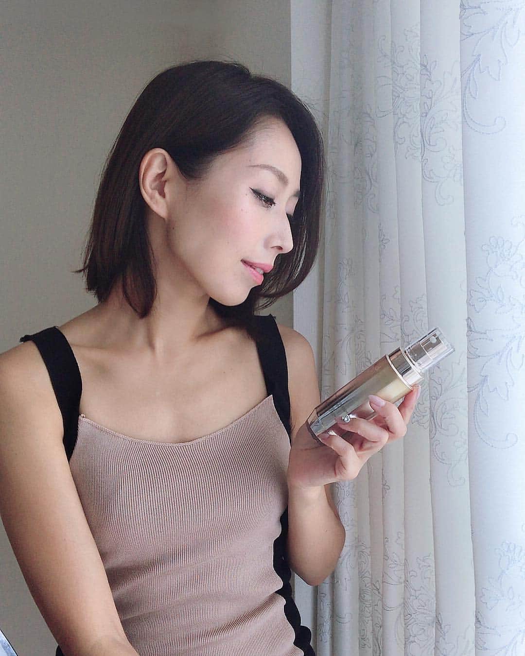 宮田綾子さんのインスタグラム写真 - (宮田綾子Instagram)「ハイヒールLOVERS Ayako⁑  Ｖフォースシステム マッサージ法をやりながらクレ・ド・ポー ボーテの4Dはり美容液セラムラフェルミサンＳを使い続けて3週間 @cledepeaubeaute  顔の形まで変わってきた気がする〜本当にフェイスラインのコルセットをしているみたい 今ならお店でBAさんがケアの仕方をレクチャーしてくれたり、サンプルももらえるそう✨10/20まで  #フェイスラインコルセット美容 #4Dはり美容液 #セラムラフェルミサンS  #クレドポーボーテ #cledepeaubeaute #promotion #ハイヒールLOVERS #宮田綾子 #美容液 #フェイスライン #横顔 #美容 #美容好きな人と繋がりたい #資生堂 #shiseido」9月22日 6時39分 - ayako__miyata