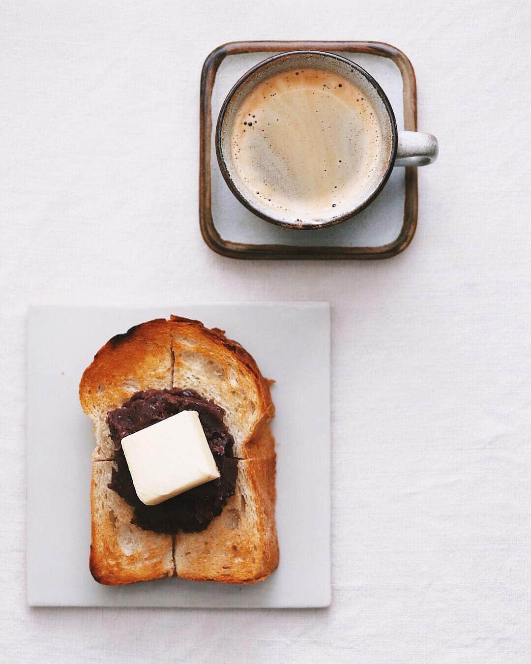 樋口正樹さんのインスタグラム写真 - (樋口正樹Instagram)「adzuki butter toast . 固めに炊いた小豆で、 あんバタートースト。 おいしいコーヒーと。 . . #あんバター #あんバタートースト #あんこ部 #adzuki #toast #toastgram #toastsforall #coffeelover」9月22日 7時36分 - higuccini