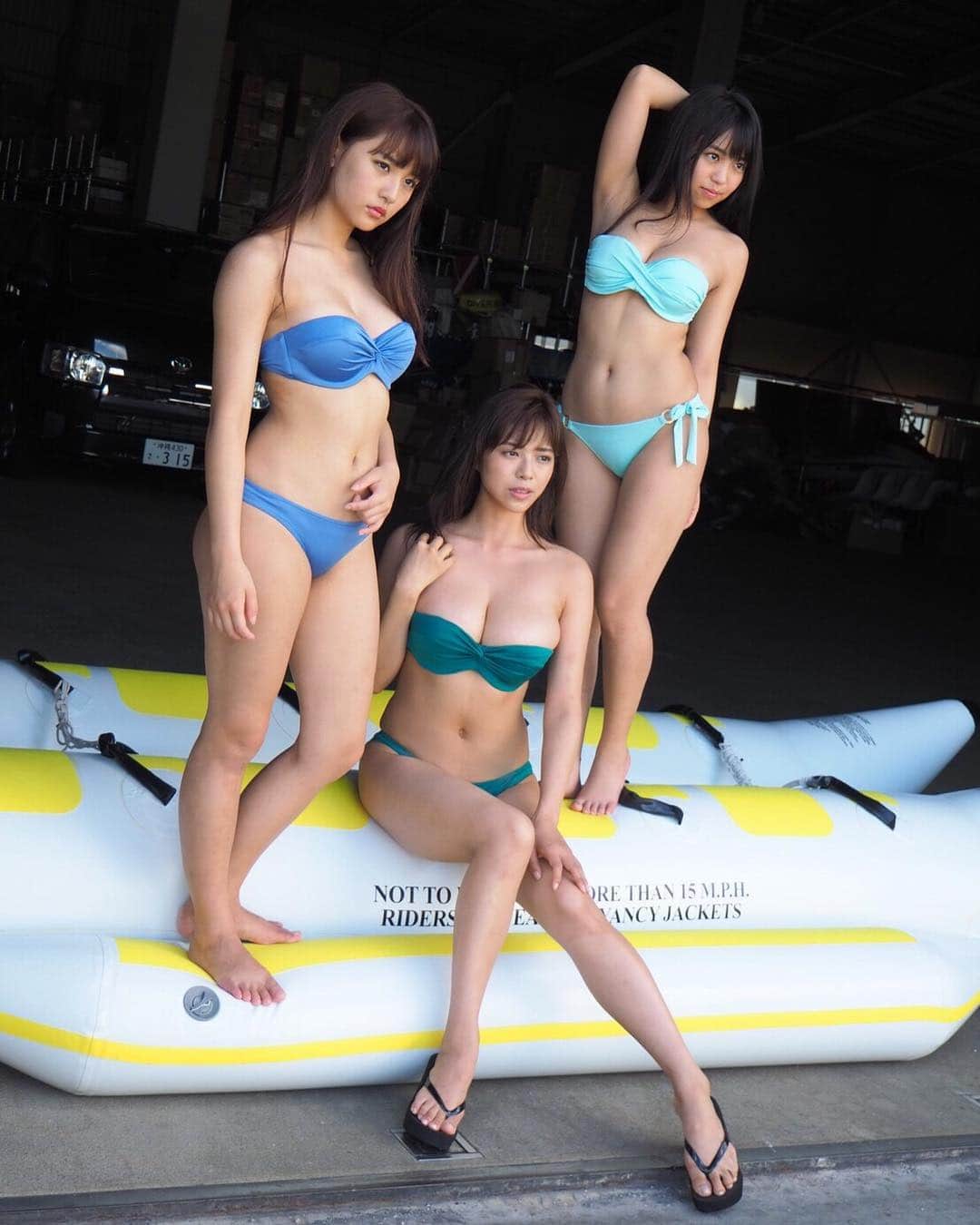 わちみなみのインスタグラム：「ヤンマガみてね😚✨ .  ボートの上で、フラフラしながら撮りました🤗 寒色のビキニ、かわいい🌻わたしは中間色だけど 😚💡 . #ヤングマガジン  #わちみなみ #オフショット #沖縄 #グラビア #bikini #艺人  #小南  #拍摄」