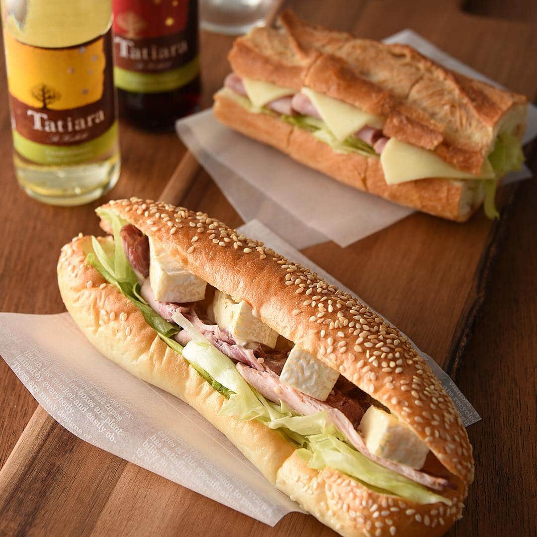 のインスタグラム：「アンデルセンエキュート東京店では、サンドイッチやパンとお楽しみいただける、ドリンクやワインをご用意しています。 . 手軽にお楽しみいただけるチーズを使ったサンドイッチと合わせて… . 東京駅での待ち時間に、店内のカフェでお召し上がりいただけます。 . 今日から三連休、 お出かけの前にぜひお立ち寄りください。 . #アンデルセン #ベーカリー #パン #バラエティブレッド #サンドイッチ #ワイン #コーヒー #カフェ #アンデルセンエキュート東京店 #エキュート東京 #東京駅 #東京駅パン屋 #東京駅カフェ #秋の三連休 #三連休 . #andersen #bakery #bread #cafe #tokyo #TOKYO」