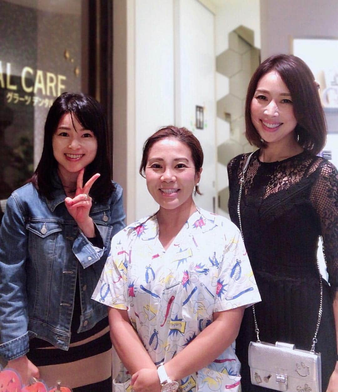 のインスタグラム：「月1で診ていただいている、西荻窪の歯科医院#グラーツデンタルケア さんへ。 偶然、綾ちゃんにも会ったー♡ 真ん中にいらっしゃるのが、あやちゃんも私も 絶大な信頼を寄せている優子先生です。 実は私、昨年からアンチエイジング矯正もしていてね。 ジャスティンビーバーなど海外セレブが こぞってチャレンジしているという「見えない矯正」です。 マウスピースってどう使うの？痛みは？ 顔がたるむ恐れはあるの？ セラミック矯正はどうなの？ など、いろんな不安を優子先生に解決してもらって今に至ります笑 なぜ アンチエイジング矯正かというと、歳を重ねると歯の位置ってずれてくるのですって！！ おまけに女性は妊娠 出産 母乳などで歯も脆くなりがち。 昔は歯並びが良くても 40代になって「おかしい」と駆け込む人も多いのだとか。 無料相談オンライン予約も受け付けているみたいなので、気になる！という方は相談してみてね。 http://kyosei.graz-dental-care.com #グラーツデンタルケア #インビザライン  #海外セレブ #マウスピース」
