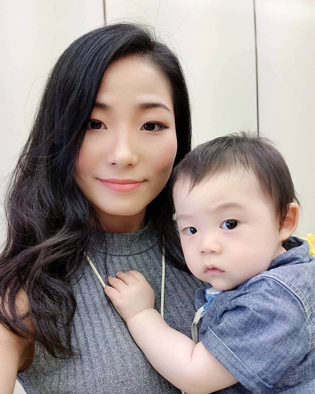 永吉令奈のインスタグラム：「もうすぐ甥っ子が1歳に💓  早く歩けるようなって手つないで出掛けたいなーって思ったり、私のことは名前で読んで欲しいなとか考えたり、成長が楽しみで仕方ない💓  成長するごとに表情豊かになって可愛さ倍増💓  記念すべき1歳の誕生日プレゼントなにしよかなー😍  #叔母さん #とは呼ばせない #甥っ子 #誕生日 #プレゼント #絶対男前なる #可愛すぎる」