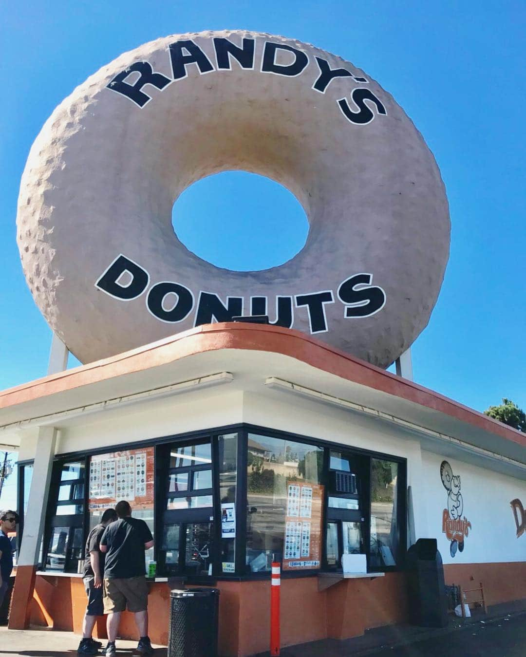 ティファニー春香さんのインスタグラム写真 - (ティファニー春香Instagram)「. アイアンマンに登場した🎬 RANDY'S DONUTS🍩😋 インパクトがすごいっ❣️ #randysdonuts #ランディーズドーナツ」9月22日 23時01分 - tiffanyharuka