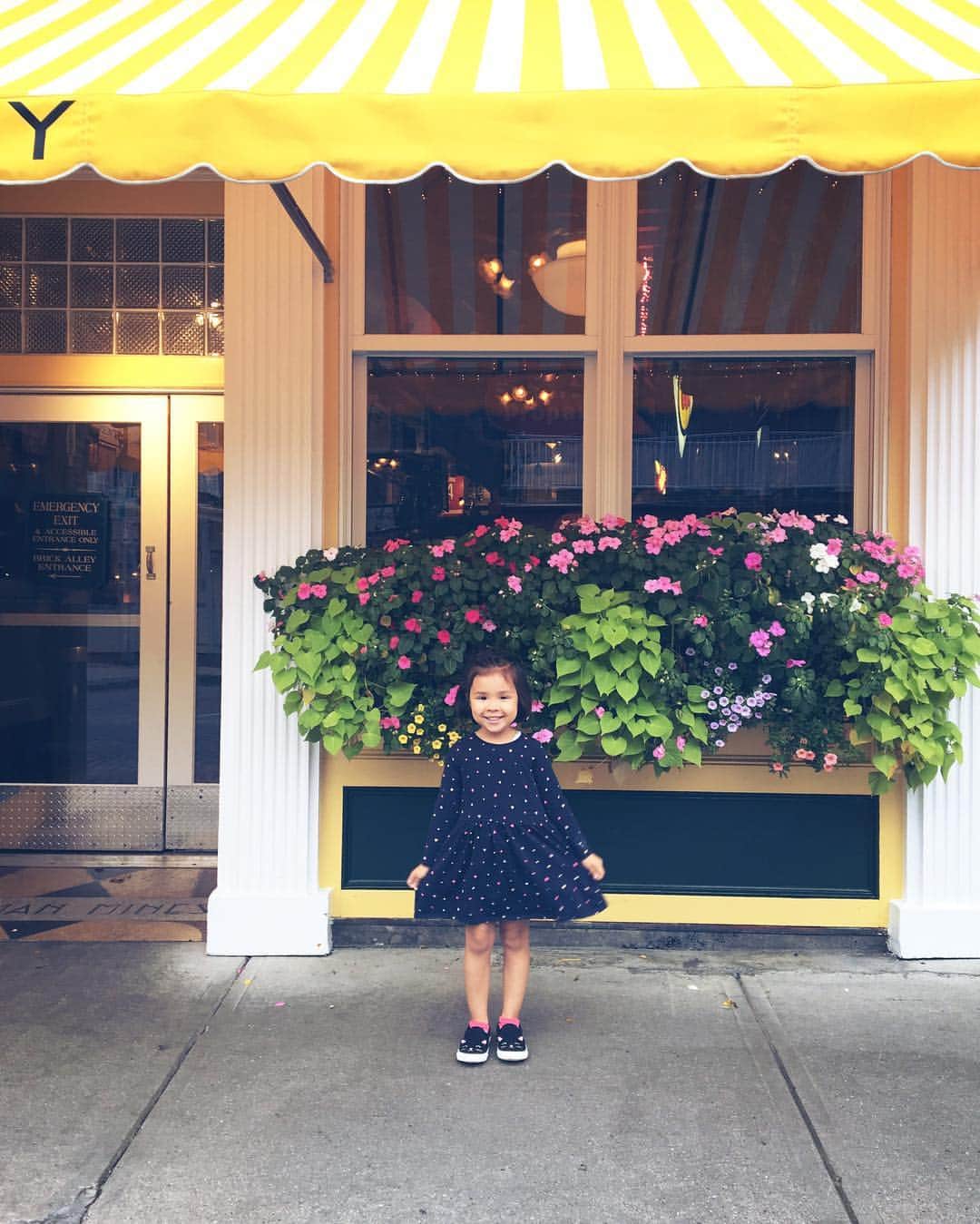 バイリンガル3兄妹のインスタグラム：「ロブスターロール！♡ ・ ここら辺でシーフード扱ってるお店ならどこにでも置いてるこのロブスターロール。 ・ こっちに引っ越してきてからもう何回食べたかな。 ・ シンプルな味付けなので、まぁどこのお店で食べたって外れなく美味しい😂 ・ お店の外観がとっても可愛かったのでお華モデルさんと共に1枚写真を…♡ ・ しかしお華さん 前からよく「写真撮ってー！」とは言ってくるけど ・ 最近のポーズへのこだわりがすごい😂(3個目の動画参照) ・ 顔から、手の添え方から、足の先まで ・ 完璧に仕上げてくるよ！ ・ エマのことよく見てるわー😂 ・ #ロブスターロール #lobsterroll  #アメリカ生活 #はなち #4歳 #バイリンガル3兄妹」