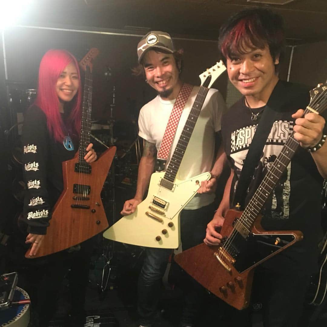 あやぺたのインスタグラム：「BURLのツアーに出れておめでとうって言えて、わたしは幸せや！ emberも久々に一緒にできてうれしかったのです！ エクスプローラーズ！！！！ 群馬に向かいます(^_^)！！ #burl #ember #dizzysunfist」