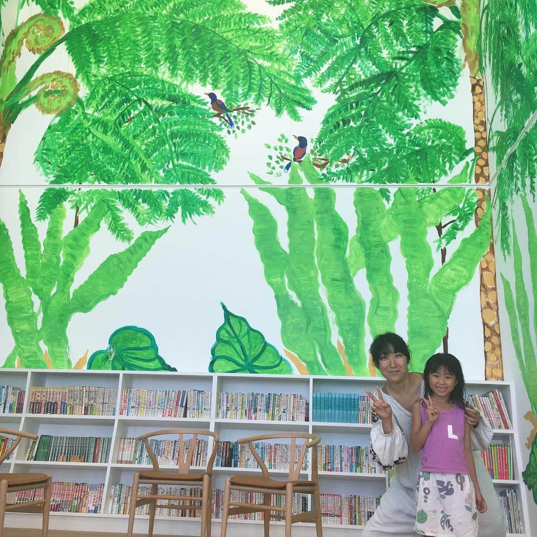 大宮エリーさんのインスタグラム写真 - (大宮エリーInstagram)「奄美大島にて 子どもたちの図書館 壁画描きました‼️ #ellieomiya #奄美大島 #図書館 #ヘゴシダ」9月22日 15時06分 - ellie_omiya