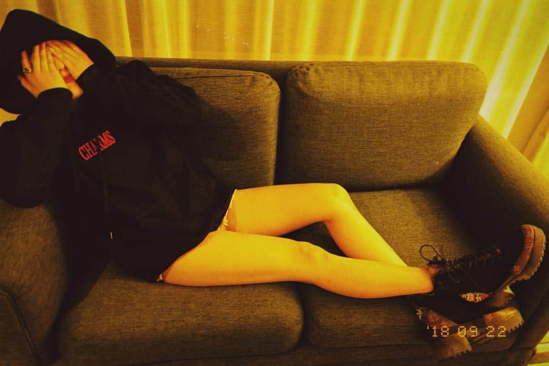 須田アンナさんのインスタグラム写真 - (須田アンナInstagram)「. パーカー1枚で着れる季節来た! と思ったけど宮崎はまだ暑かった🌻 #CHARMS #FREES_MART」9月22日 16時07分 - annastagram.official
