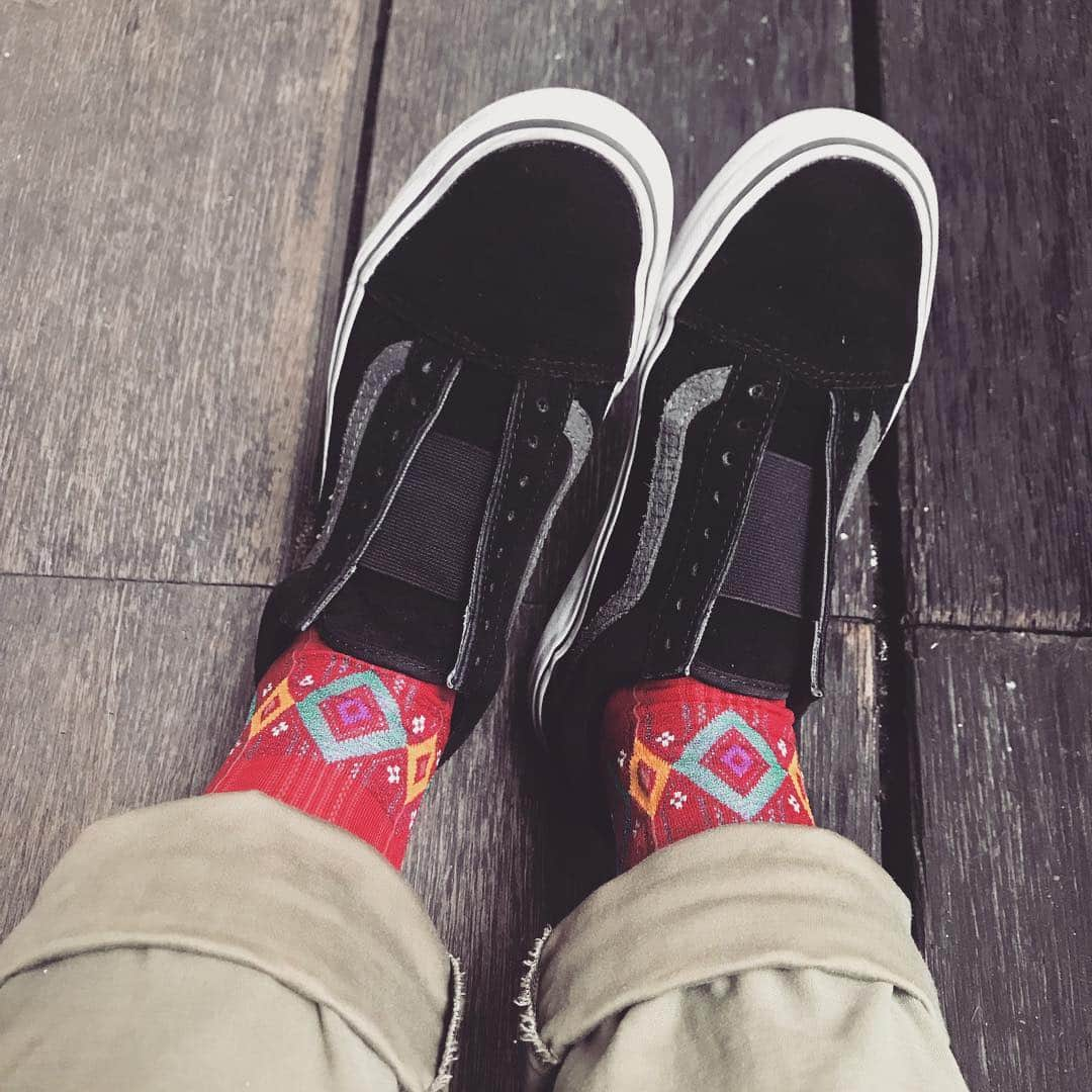 アヤメさんのインスタグラム写真 - (アヤメInstagram)「Saturday vibes #redsocks rocks! 靴ひもが面倒くさいので平ゴム縫い付けてスリッポンにしました💡😃 #朝が楽 #スニーカー改造 #vansoldskool#usavans #手縫い #ayamesocks#showoffyoursocks #sockoftheday #ayamepeople #textiledesign #sockdesigner #赤い靴下」9月22日 16時49分 - ayame_socks