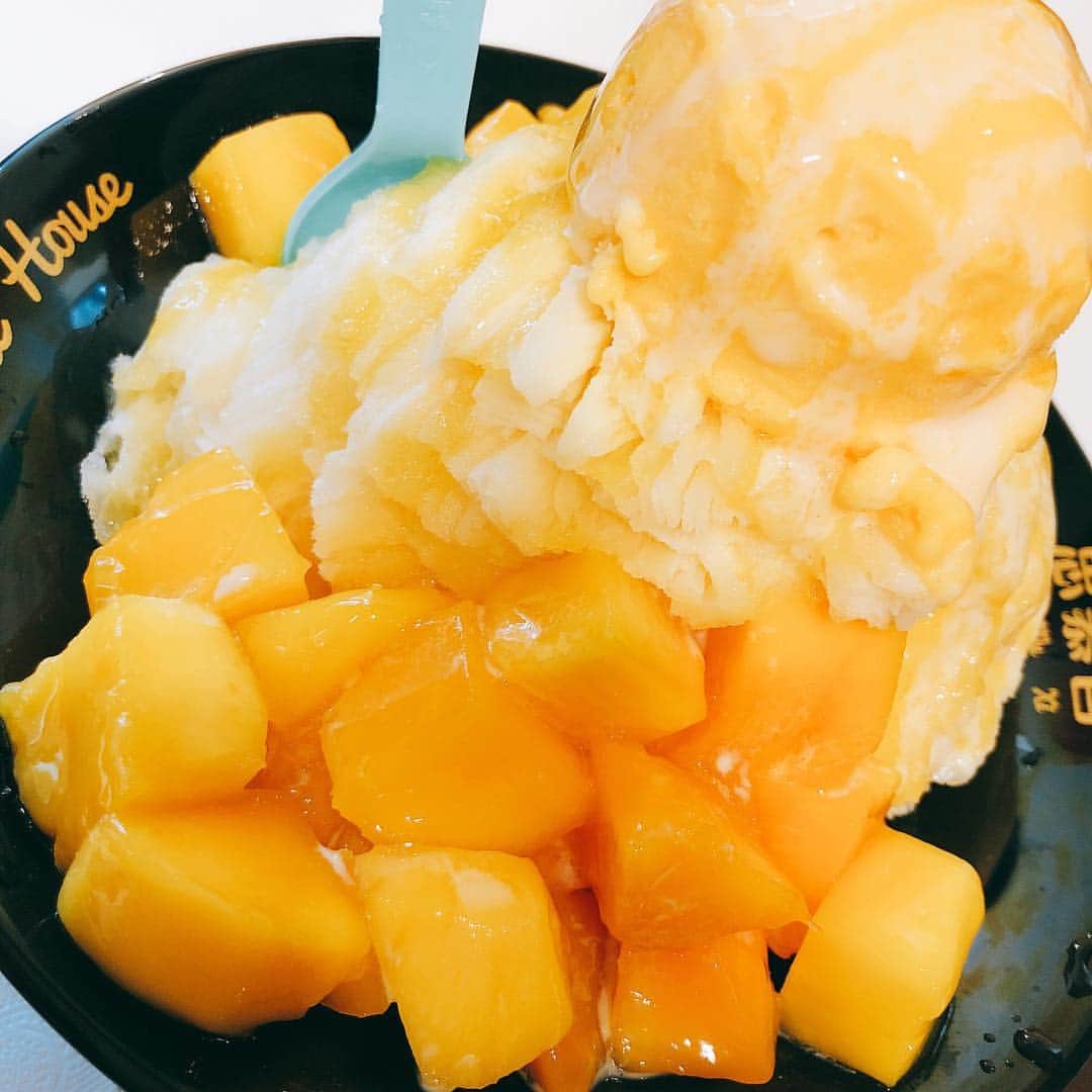 尾崎礼香さんのインスタグラム写真 - (尾崎礼香Instagram)「#スワイプしてね 台湾といえばマンゴー！かき氷！ ってことで食べてきた！ けど1人でこれは大きかった。笑 お昼ご飯たらふく食べたあとにこれははち切れたよ。笑 甘くてめっちゃ美味でした❤ ㅤㅤㅤㅤㅤㅤㅤㅤㅤㅤㅤㅤㅤ ㅤㅤㅤㅤㅤㅤㅤㅤㅤㅤㅤㅤㅤ ㅤㅤㅤㅤㅤㅤㅤㅤㅤㅤㅤㅤㅤ #台湾 #台湾旅行#思慕昔 #思慕昔芒果冰 #かき氷 #マンゴー #マンゴーかき氷 #おいしいもの #夏の思い出 #幸せ #甘いもの #スイーツ #永康街 #Taiwan #taiwanfood #Taiwantrip #trip #travel #sweets #mango #ice #smoothiehouse #delicious #love #fruit #instafood #instagood #followme」9月22日 23時13分 - reikaya66