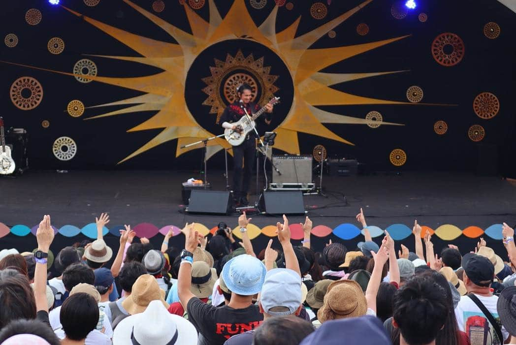 田島貴男さんのインスタグラム写真 - (田島貴男Instagram)「「中津川ソーラーフェス2018」田島貴男の出演終わりました。楽しかったなー！盛り上がりました。天気が気になってたけどどんどん良くなって後半は強い陽射しが差し込んで暑かった！タイジの晴れパワーが効いたのかな。ご来場の皆さん、佐藤タイジくんありがとうございました！ #中津川ソーラー」9月22日 17時54分 - tajimatakao