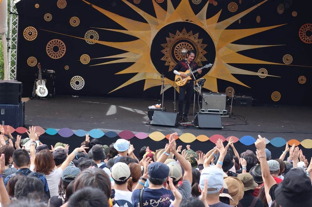 田島貴男さんのインスタグラム写真 - (田島貴男Instagram)「「中津川ソーラーフェス2018」田島貴男の出演終わりました。楽しかったなー！盛り上がりました。天気が気になってたけどどんどん良くなって後半は強い陽射しが差し込んで暑かった！タイジの晴れパワーが効いたのかな。ご来場の皆さん、佐藤タイジくんありがとうございました！ #中津川ソーラー」9月22日 17時54分 - tajimatakao