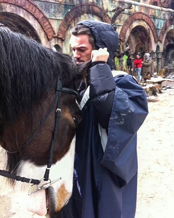 ルーク・エヴァンズさんのインスタグラム写真 - (ルーク・エヴァンズInstagram)「Happy #hobbitday everyone. This is me on the set of dale, in New Zealand, with “Moose” the shire horse who doubled for Thranduil’s  Elk. He was the largest horse in the Southern Hemisphere. He sadly has passed on to the stables in the sky. But I loved that animal. He was a gentle giant. Aaaahh good memories.... #thehobbit」9月22日 17時45分 - thereallukeevans