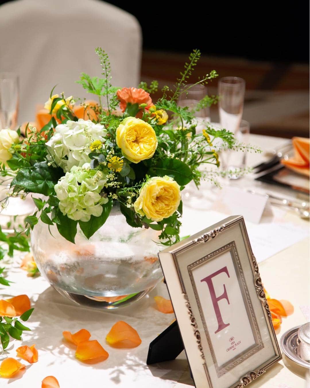 ANA クラウンプラザホテル大阪 ブライダルプロデュースのインスタグラム：「テーブルコーディネート💐🌼 * #wedding#bridal#osaka#hotel#hotelwedding#weddingparty#weddingphoto#dress#anacrowneplaza #大阪#結婚式#披露宴#卒花嫁#プレ花嫁#コーディネート#ウェディングレポ#ANAクラウンプラザホテル大阪  #ANA_CROWN_PLAZA_PHOTO #ANA_CROWN_PLAZA_WEDDING」