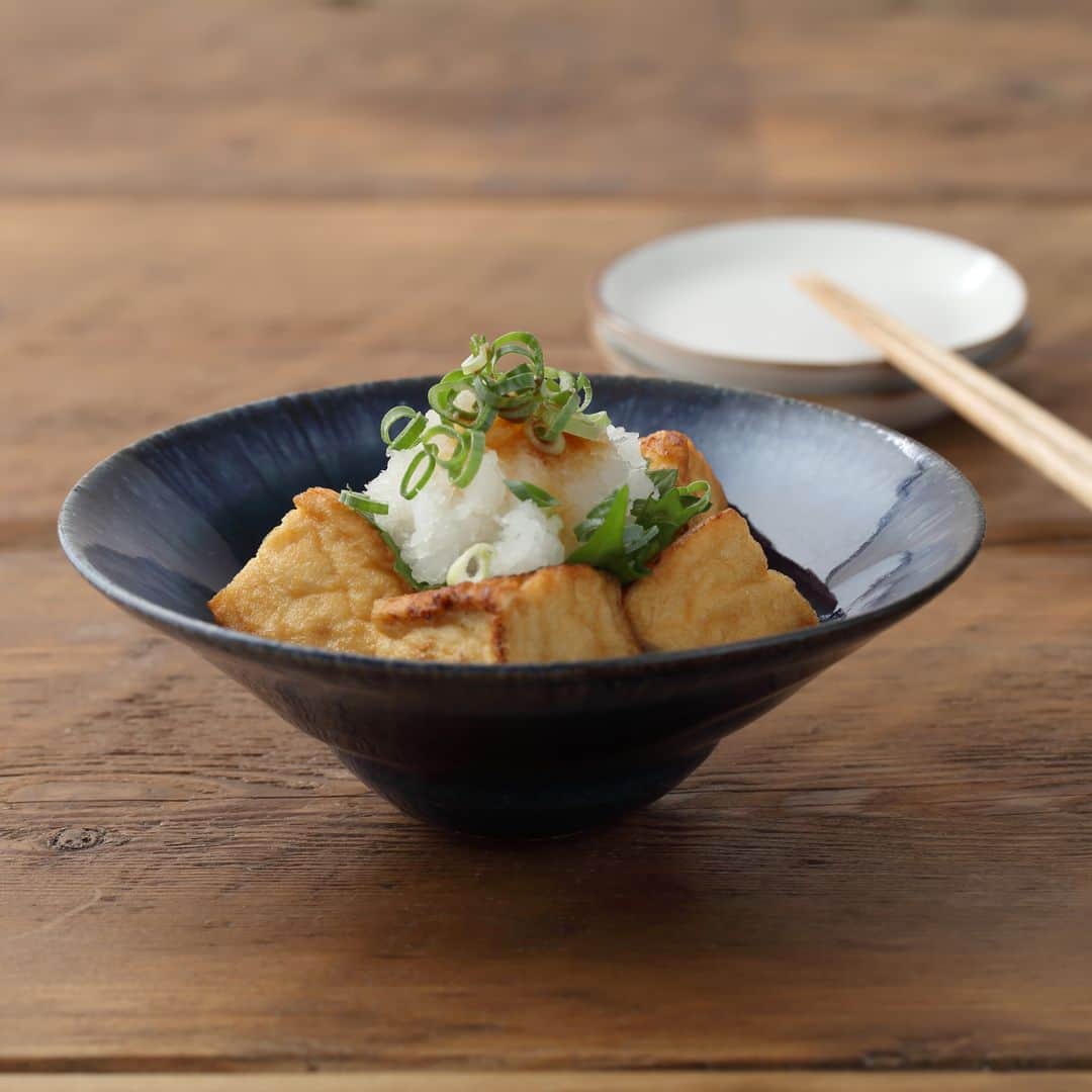 Komerco-コメルコ-さんのインスタグラム写真 - (Komerco-コメルコ-Instagram)「. 陶工房 もちの木「緑錆青流五寸鉢」 . 深い藍色のグラデーションと艶のある質感が美しいうつわ。 . 鮮やかな色合いの食材はより華やかに、落ち着いた和食などは馴染みよくみせてくれます✨ . 大人な雰囲気の食卓を作りたいときにもおすすめです。 . . ------------- ◆料理が楽しくなるマルシェアプリ「Komerco - コメルコ - by cookpad」 . iOS版Appダウンロードはプロフィールリンクから @komerco_official . ◆Instagramでは、出店クリエイターさんの作品を日々ご紹介中です。 いいね！と思ったら、フォローしてくださいね ------------- . #komerco #コメルコ #陶工房もちの木 #藍色 #グラデーション #komercoキッチン #厚揚げ #つくれぽ . ＊こちらの作品はKomercoアプリでクリエイターから直接ご購入いただけます。アプリ内「さがす」で「もちの木」と検索してみてください💡 .」9月22日 18時00分 - komerco_official
